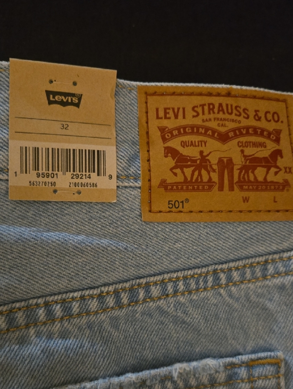 Levi's light blue distressed denim shorts with frayed hem - Picture 4 of 6